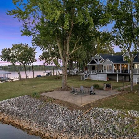 Rare Find Best Lot With Dock And Views On Lake Winchester Exteriör bild