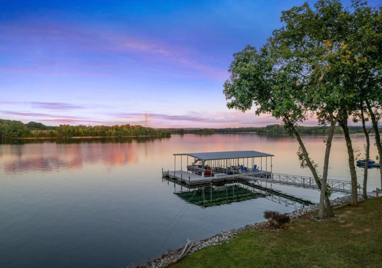 Rare Find Best Lot With Dock And Views On Lake Winchester Exteriör bild